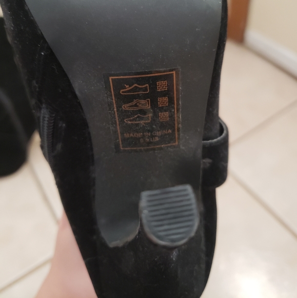 Knee high black 6.5 boot - Picture 2 of 2